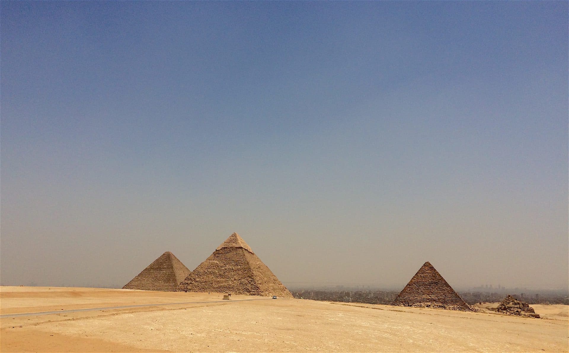 القول بأن أهرامات إفريقيا بنتها كائنات فضائية يدل على العنصرية Pyramidy of Giza, Egypt – © Photo: Hakim Khatib MPC Journal