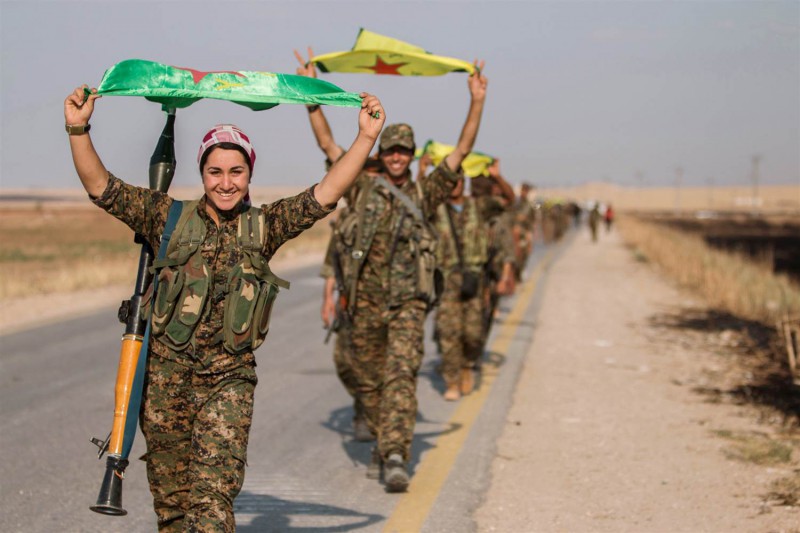 Kurdish fighters carry their flags celebrating victory in Tel Abyad. @ Image: Reuters – Rodi Said