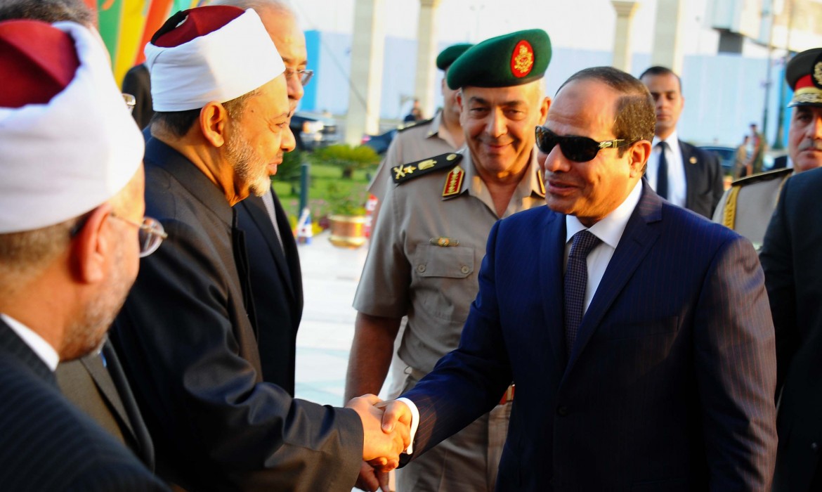 New Cairo, Sept. 2015: President Abdel-Fattah El-Sisi (R) greets Sheik Ahmed El-Tayeb, Grand Imam of Al-Azhar; Egypt’s president is demanding the clergy tone down radical discourse on Islam (source: dpa)
