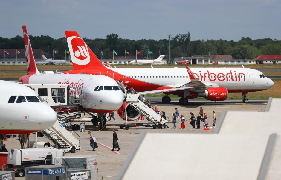 Air Berlin Files for Insolvency after UAE's Etihad Withdraws Support - FILE PHOTO:Passengers board a German carrier Air Berlin aircraft at Tegel airport in Berlin, Germany, June 14, 2017.Hannibal Hanschke/File Photo