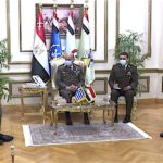 وزير الدفاع المصري يناقش تعزيز التعاون العسكري مع اليونان