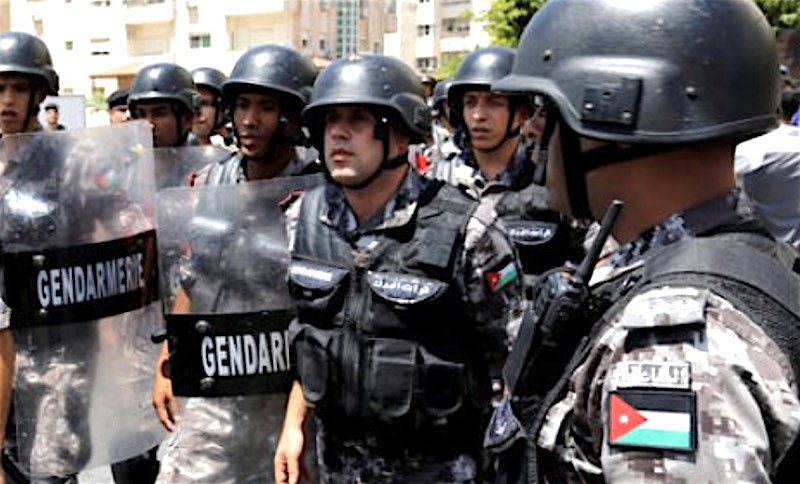 ضبط مطلوبين وأسلحة ومخدرات في مداهمة أمنية في الأردن