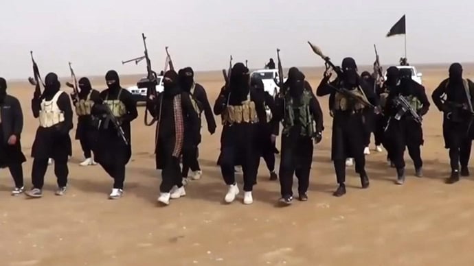 An image grab taken from a propaganda video uploaded on June 11, 2014 by jihadist group the Islamic State of Iraq and the Levant (ISIL) allegedly shows ISIL militants gathering at an undisclosed location in Iraq's Nineveh province. (AFP Photo) © AFP